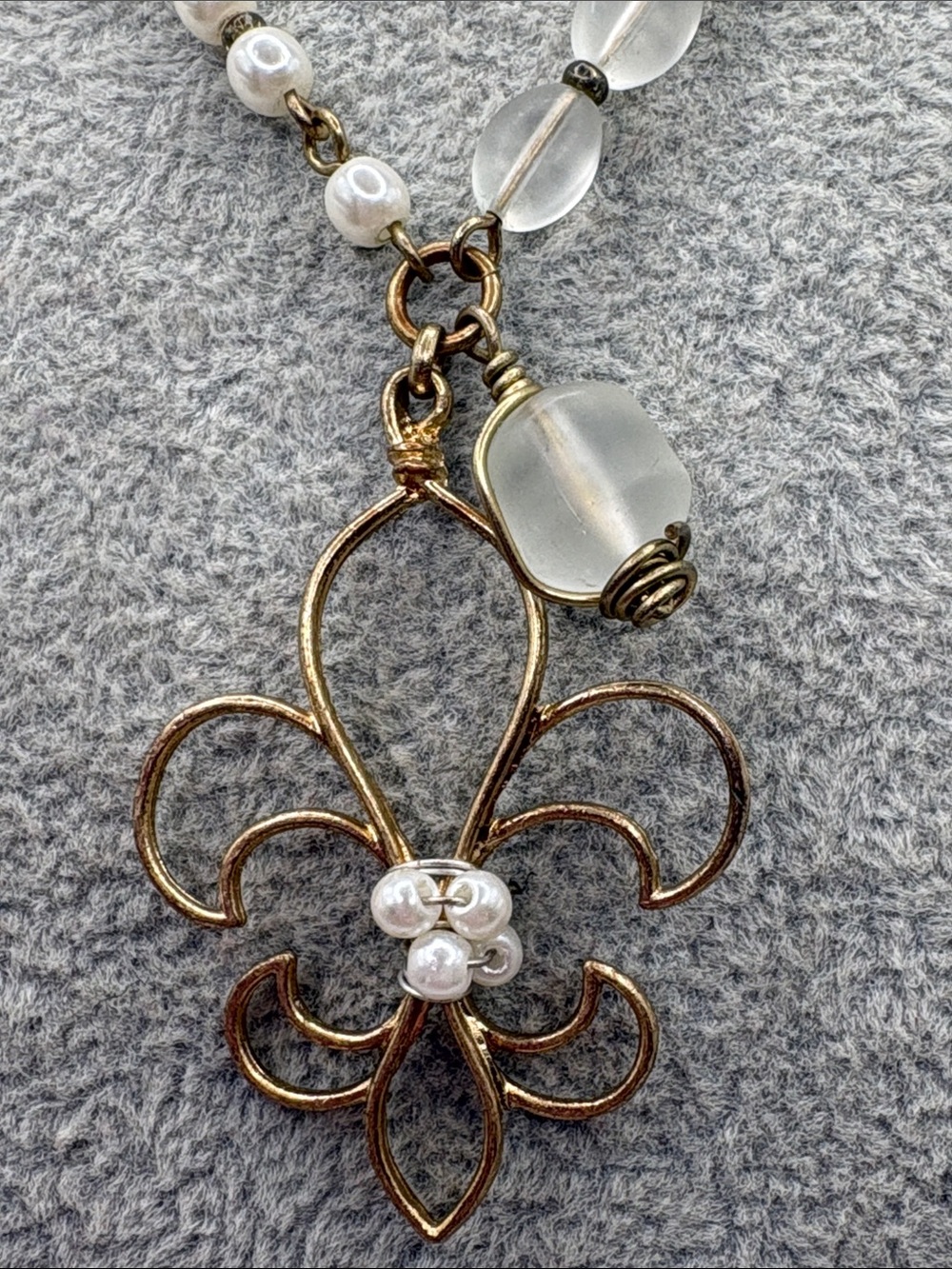 Vintage Gold-Tone Fleur-de-Lis Necklace with White Pearls and Frosted Beads - Picture 3 of 7